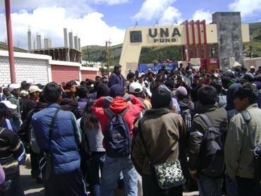 Docentes y universitarios en Puno rechazan ley 29914
