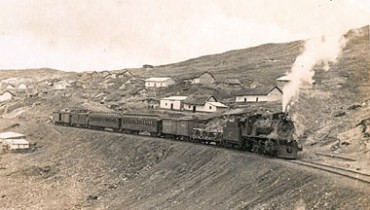 FOTO: Tren Saliendo de Goyllarisquzga a mediados del Siglo XX