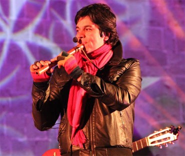 Lucho Quequezana cantó en homenaje a Bahuaja Sonene