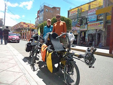 Ofelia y Fred, llegaron a Puno pedaleando desde Cusco