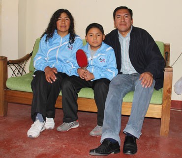 Mario Raid Villanueva Linares, acompañado de sus padres