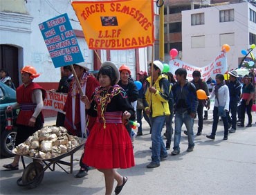 Universitarios y escolares de Puno celebraron el Día del Idioma Español  