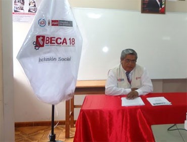  Genaro Escobedo Dueñas,  jefe de la Unidad Regional del Programa Nacional de Becas (PRONABEC)