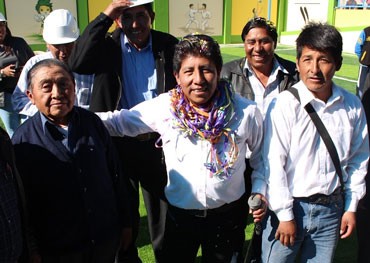 Alcalde de Chucuito inaugura letrinas y minicomplejo deportivo por 450 aniversario