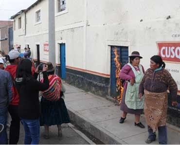 Vecinos protestan contra cantinas en Cabanillas tras muerte de varón