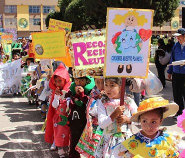 Niños de Juliaca recuerdan Día Mundial del planeta Tierra