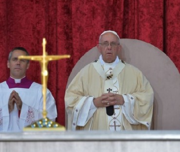 Papa Francisco insta a la Iglesia a abrirse al mundo al inaugurar el jubileo