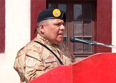 José Enrique Guerra Velarde como Comandante del Agrupamiento de Artillería, Gral. de División Edgardo Mercado Jarrín
