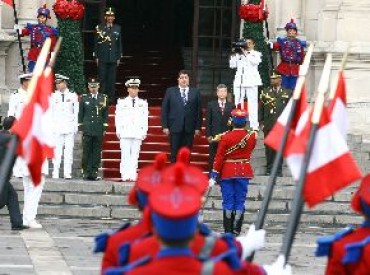 Presidente Alan García recibió visita de destacamento naval del Ejército de China