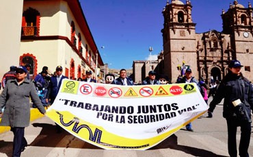 Promueven cultura de seguridad vial con caminata en Puno
