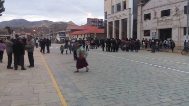 En Ayaviri la población salió a la plaza de Armas.
