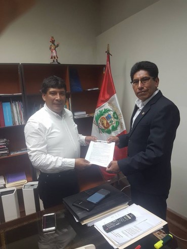 Alcalde de Huancané solicita apoyo al congresista Curro