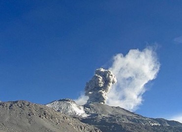El volcán Sabancaya asusta a arequipeños