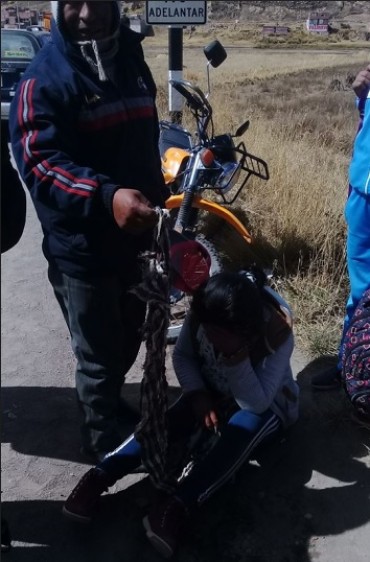 Padre e hija salvan de morir tras accidentarse en moto