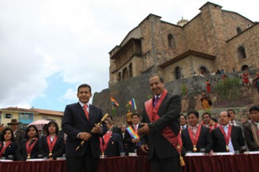 Ollanta Humala impone banda presidencial al presidente regional del Cusco
