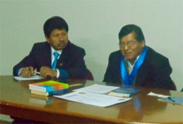  Edgardo Pineda Quispe, vicerrector administrativo de la UNA acompañado del poeta Leoncio Luque Ccota