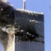 Un helicóptero pasa por el World Trade Center después de que un avión comercial se estrelló contra él en la ciudad de Nueva York, el 11 de septiembre de 2001. REUTERS / Jeff Christensen