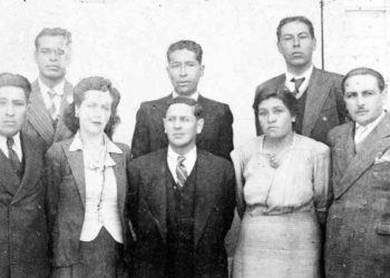 Delegación peruana que asistió a la reunión de Warisata en 1945 para elaborar junto con los maestros bolivianos el reglamento y los documentos técnico pedagógico de los Núcleos Educativos Rurales, de Izquierda