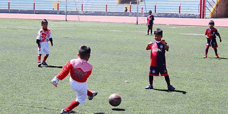 Niños juegan la vida en Torneo Puno Cup.