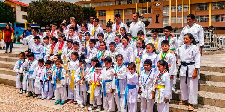 Deportistas de karate celebraron aniversario.