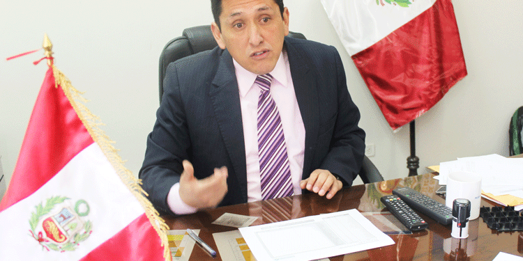 Jefe zonal de Puno de la Superintendencia Nacional de Migraciones, Carlos Adrián Valencia Coral.