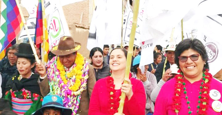 Verónika Mendoza, junto a sus candidatos al congreso por Puno.