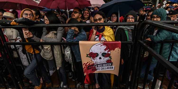 La gente asiste a un concierto organizado por músicos y artistas colombianos para apoyar las protestas contra el gobierno del presidente Iván Duque en Bogotá. Foto: AFP
