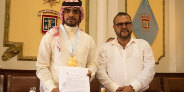El empresario árabe Yaqoob Mubarak recibió una resolución de reconocimiento y la Medalla de la Ciudad de Chiclayo (Foto: Andina).