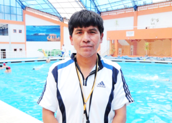 Entrenador de natación Raúl Jaime Colorado Mamani.