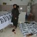 Personal sanitario observa los cadáveres cubiertos por plásticos de víctimas de la explosión en una mezquita, el 10 de enero de 2020 en un hospital de la ciudad paquistaní de Quetta (AFP).
