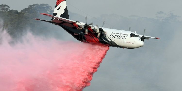 Un avión Hércules C-130 participa en la extinción de un incendio en Penrose, en el estado australiano de Nueva Gales del Sur, el 10 de enero de 2020. (AFP).