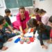 La profesora Katrin Baminger imparte clases especiales de alemán para los niños migrantes recientemente llegados al colegio Felbigergasse de Viena el 3 de diciembre de 2019 (AFP).