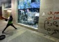 Un manifestante intenta romper un escaparate de un banco en Beirut, la capital libanesa, la noche del 14 de enero de 2020 (AFP).