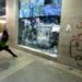 Un manifestante intenta romper un escaparate de un banco en Beirut, la capital libanesa, la noche del 14 de enero de 2020 (AFP).