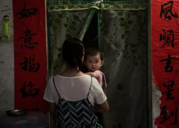 Imagen tomada el 12 de octubre de 2016 en Sanya, en China. El número de nacimientos cayó en 2019 por tercer año consecutivo en el país, que durante años mantuvo la política del hijo único (AFP).