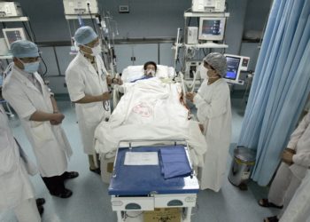Un equipo chino especialista en Síndrome Respiratorio Agudo Severo (SARS) asiste a un paciente en un hospital de Guangzhou, en una imagen de junio de 2005 (AFP).
