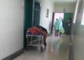 Cuerpo siendo internado en la morgue del hospital regional.