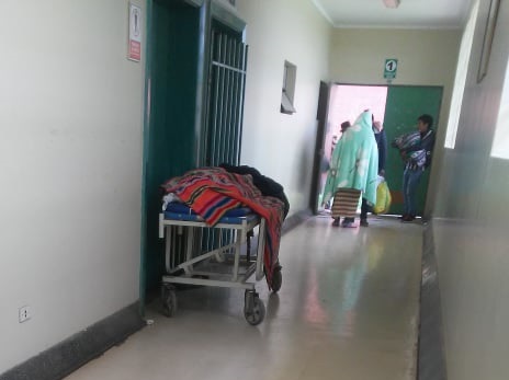 Cuerpo siendo internado en la morgue del hospital regional.