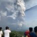 Personas tomando fotos de la nube de cenizas lanzada por el volcán Taal, uno de los más activos de Filipinas, el 12 de enero de 2020.