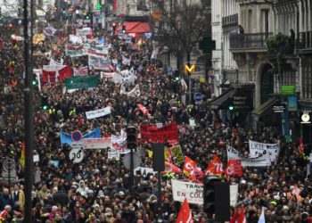 Una imagen de la manifestación contra el proyecto gubernamental de reforma de las pensiones del 9 de enero de 2020 en París (AFP).