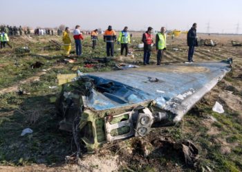 Equipos de rescate el 8 de enero de 2020 en el lugar donde se estrelló un avión ucraniano minutos después de despegar desde Teherán (AFP).