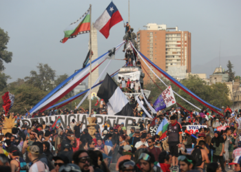 En el tercer mes de protestas, los chilenos volvieron a salir a las calles para demandar reformas estructurales, en Santiago de Chile, el 17 de enero de 2020. (EFE).