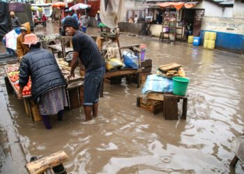 Comerciantes intentan salvar sus bienes en un mercado de Antananarivo, anegado por las lluvias del 8 de enero de 2020. (AFP).