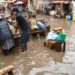 Comerciantes intentan salvar sus bienes en un mercado de Antananarivo, anegado por las lluvias del 8 de enero de 2020. (AFP).