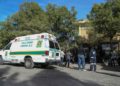 Paramédicos y familiares se reúnen fuera de la escuela primaria, donde un niño de 11 años disparó y mató a su maestra e hirió a seis personas antes de suicidarse en Torreón, México, el 10 de enero de 2020 (AFP)