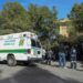 Paramédicos y familiares se reúnen fuera de la escuela primaria, donde un niño de 11 años disparó y mató a su maestra e hirió a seis personas antes de suicidarse en Torreón, México, el 10 de enero de 2020 (AFP)