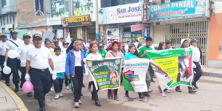 Niños y adolescentes fueron participes de la marcha a la no violencia hacia la mujer.
