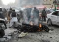 Una motocicleta arde aún junto a otros vehículos destrozados por la explosión tras el atentado suicida cometido el 17 de febrero de 2020 en la ciudad paquistaní de Quetta.