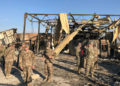 Soldados de EE.UU. inspeccionan el lugar del ataque de Irán en la base aérea Al Asad, Irak, el 13 de enero de 2020.