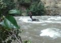 Efectivos de la Policía Nacional del Perú rescataron a dos mujeres que cayeron al río Santa, en la región Áncash. (Andina).